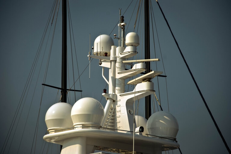 Satellite communications antenna